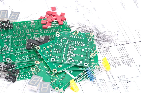 Placas de circuitos e componentes com esquemas em segundo plano — Fotografia de Stock