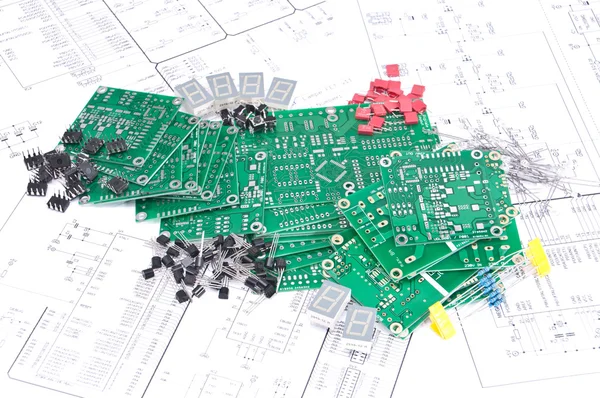 Placas de circuitos y componentes con esquemas en segundo plano — Foto de Stock