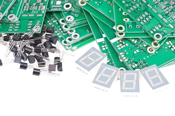PCB con diferentes partes electrónicas — Foto de Stock