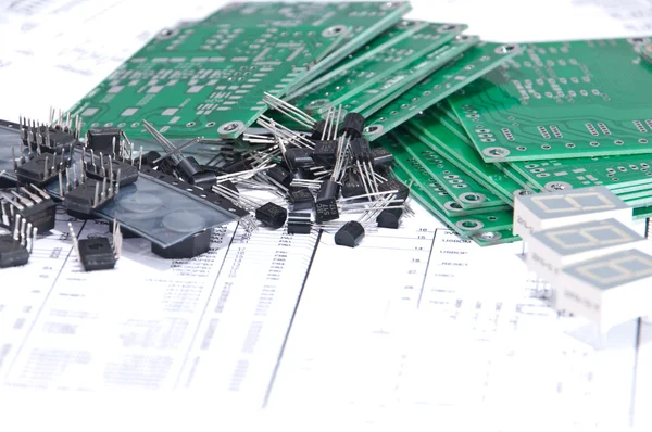 Circuit boards en componenten met schema's op achtergrond — Stockfoto