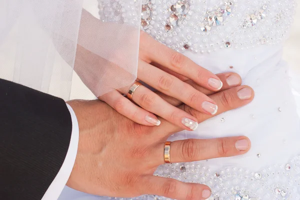 Просто женатые руки с золотыми кольцами — стоковое фото