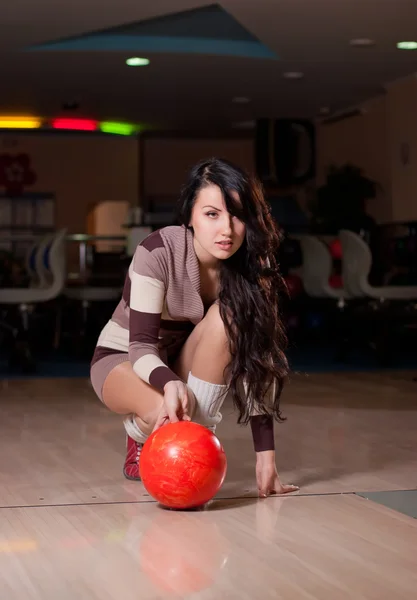 球を持つ美しい女の子 ストック画像
