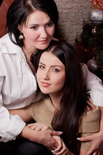 Moeder en dochter knuffelen Rechtenvrije Stockfoto's