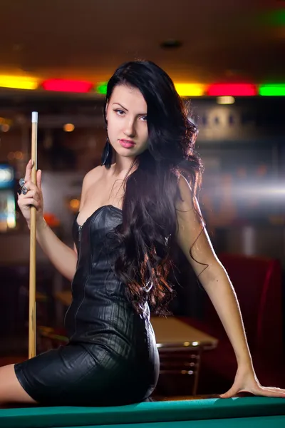 Mooi meisje in de billiard Stockfoto
