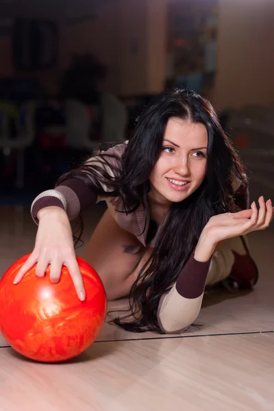 Krásná dívka v bowlingu — Stock fotografie