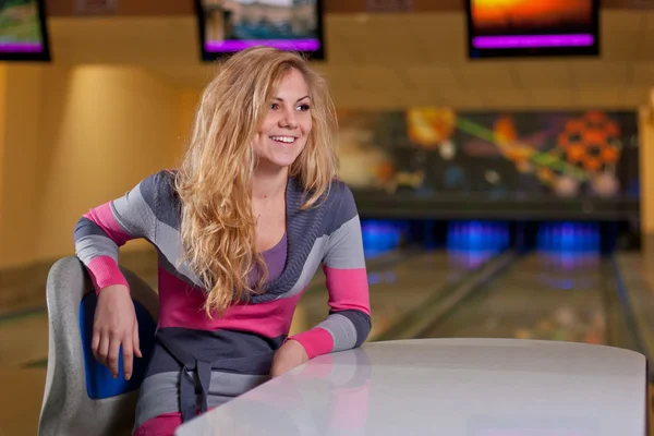 Beautiful girl in bowling — Stock Photo, Image