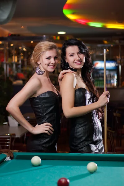 Two beautiful girls are playing billiards — Stock Photo, Image
