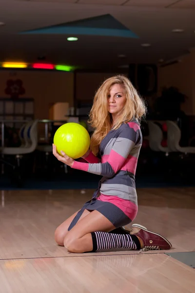 Beautiful girl in bowling — Stock Photo, Image