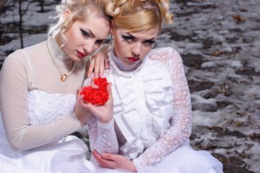 iki genç kadın kış orman beyaz elbiseler