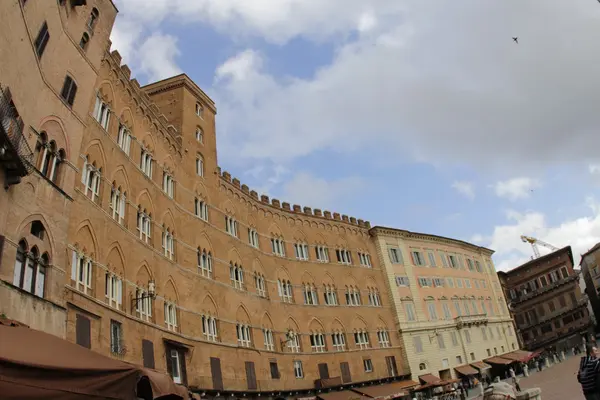Budova v Sieně. — Stock fotografie