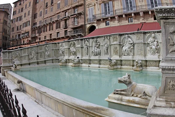 Fontána v Sieněen fontän i siena — Stockfoto