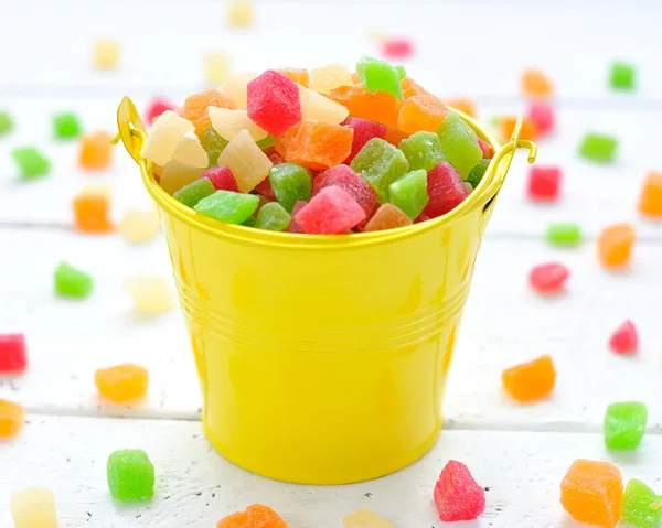 Frutti canditi colorati in un piccolo secchio — Foto Stock