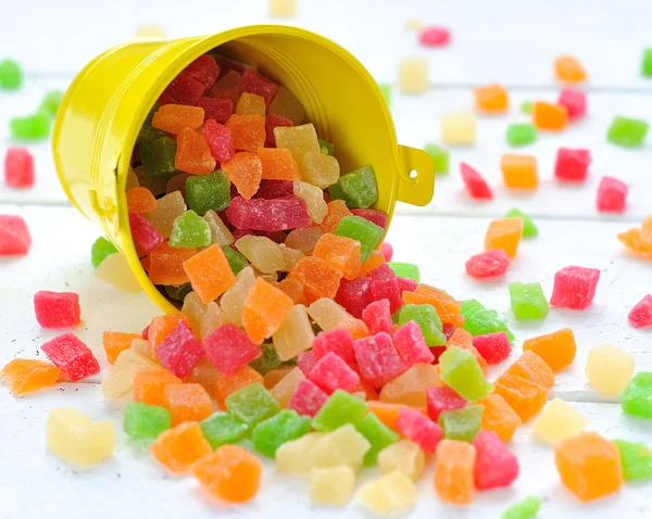 Frutti canditi colorati in un piccolo secchio — Foto Stock