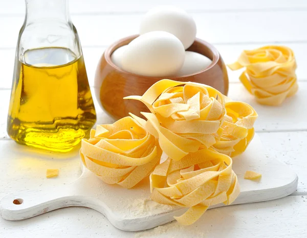 Vaječné nudle, vajíčka a olivový olej — Stock fotografie