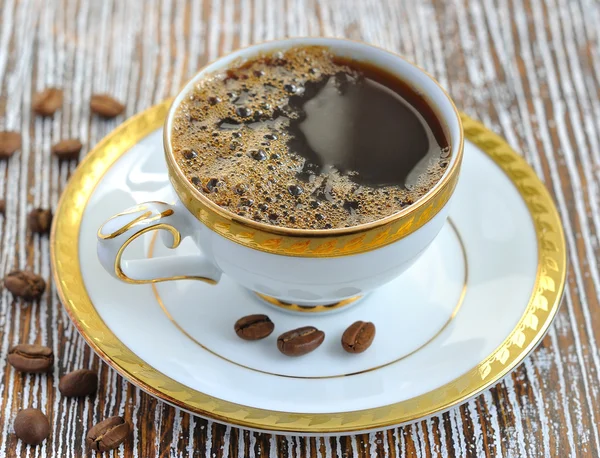 Een kopje zwarte koffie met crema — Stockfoto
