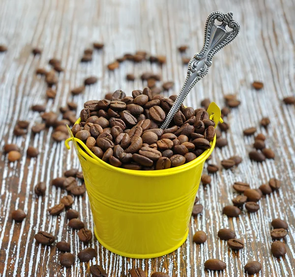 Koffie bonen in een kleine emmer — Stockfoto