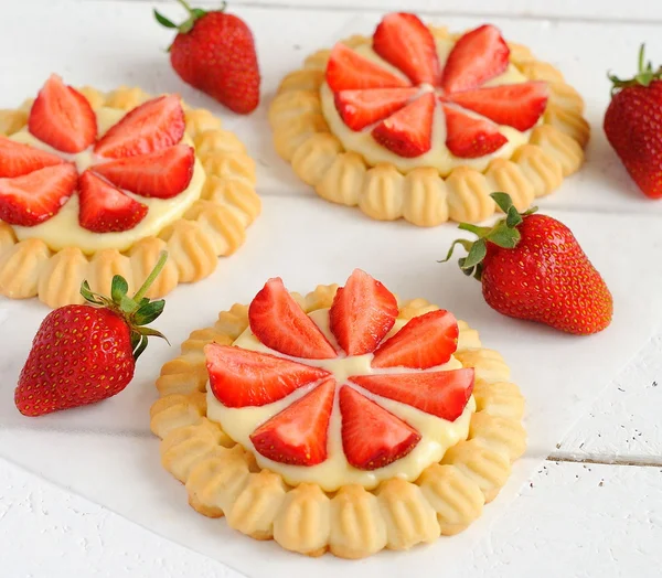 Tartlets with cream and strawberries — Stock Photo, Image