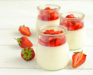 Çilekli panna cotta