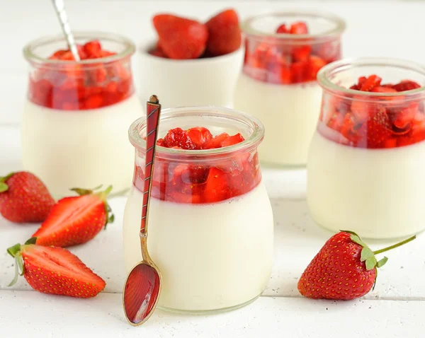 Panna cotta with strawberries — Stock Photo, Image