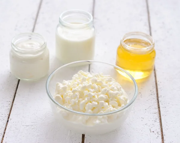 Cottage cheese, milk, honey and sour cream — Stock Photo, Image