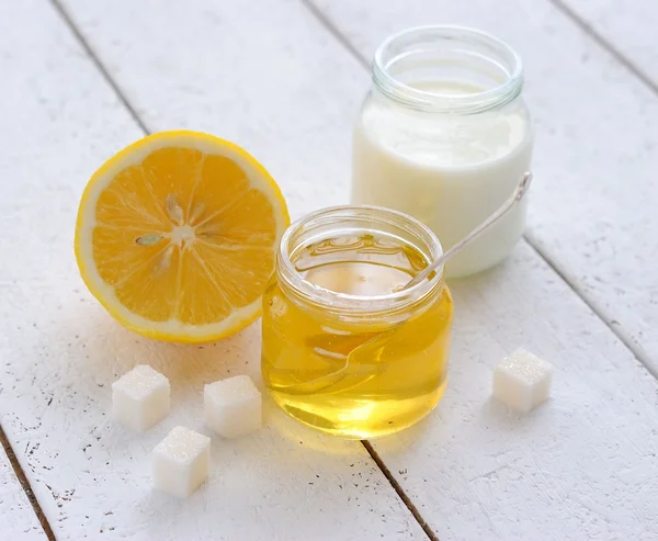 Honigmilch und saure Sahne — Stockfoto