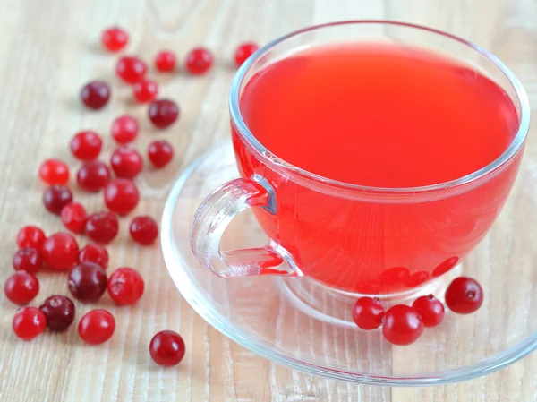 Färska tranbär juice i en genomskinlig kopp — Stockfoto