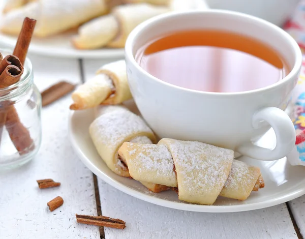 お茶を一杯とシナモンのベーグル — ストック写真