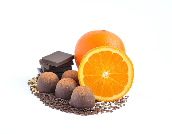 Csokoládé, csokoládé és narancs, fehér alapon — Stock Fotó