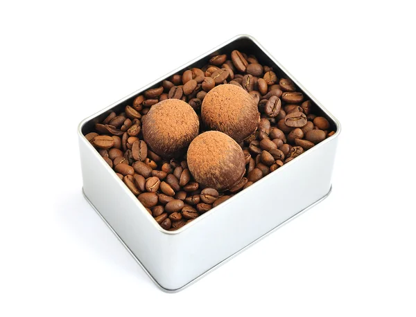Chocolade, koffie bonen in een tin vak op een witte achtergrond — Stockfoto