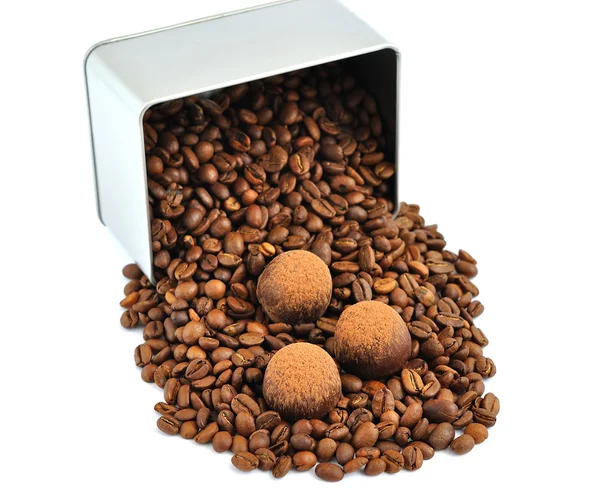 Chocolats, grains de café dans une boîte en étain sur fond blanc — Photo