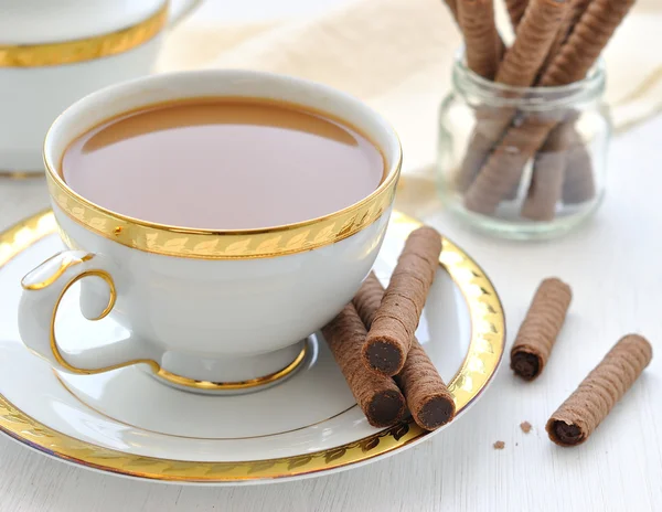 Kaffee mit Milch und Schokoladenkeksen — Stockfoto