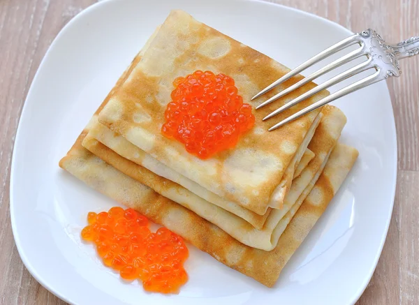 Pannkakor med röd kaviar — Stockfoto