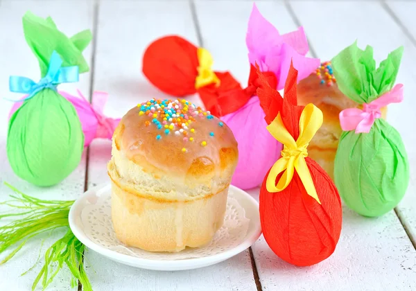 Torte pasquali e uova colorate — Foto Stock