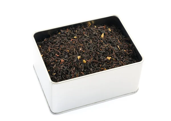 Листья чая в жестяной коробке — стоковое фото