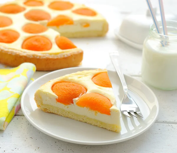 Tart with cheese and apricots — Stock Photo, Image