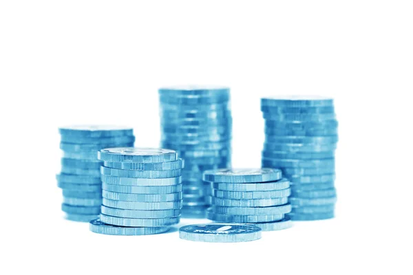 Stapels van gouden munten (geïsoleerd, blauw afgezwakt) — Stockfoto