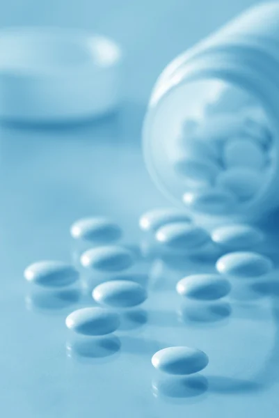 Verschüttete Tabletten (blau getönt)) — Stockfoto