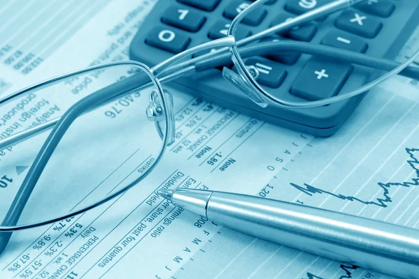 Bodegón de negocios con pluma, gafas y calculadora (azul ) —  Fotos de Stock