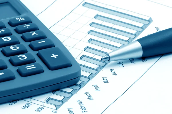 Bodegón con calculadora, pluma y diagrama (tonificado azul ) —  Fotos de Stock