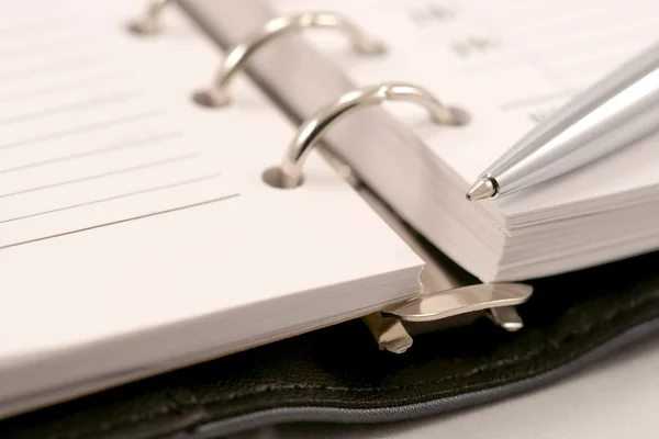 Close up of note and pen — Stock Photo, Image
