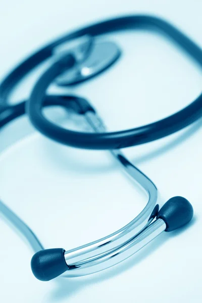 Medizinisches Stethoskop (blaugetönt)) — Stockfoto