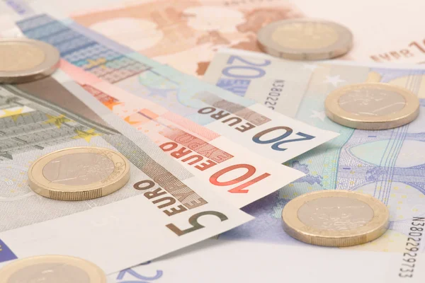 Euro-Banknoten und -Münzen — Stockfoto