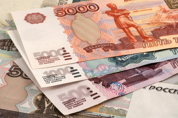 Русские рубли. Банкноты 500, 1000 и 5000 рублей — стоковое фото