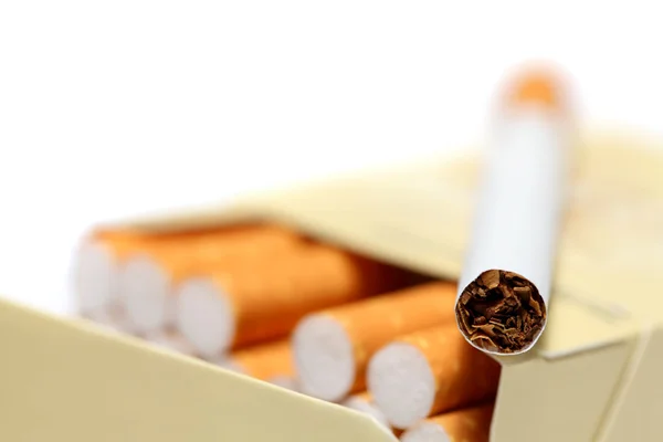 Sigara paketi üzerinde yalan üzerinde görmek — Stok fotoğraf