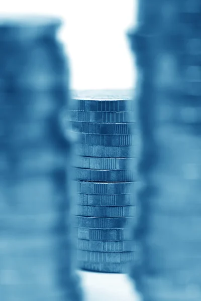 Três pilhas de moedas de ouro (azul tonificado ) — Fotografia de Stock