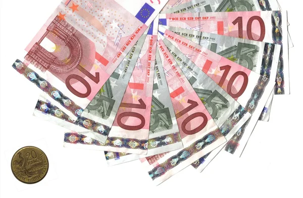 Диапазон банкнот евро и французская монета — стоковое фото