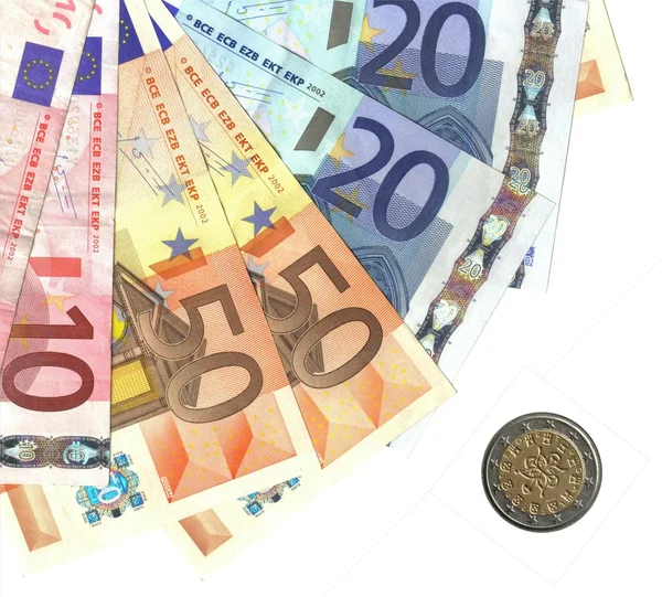Reihe von Euro-Banknoten und portugiesischen Münzen — Stockfoto