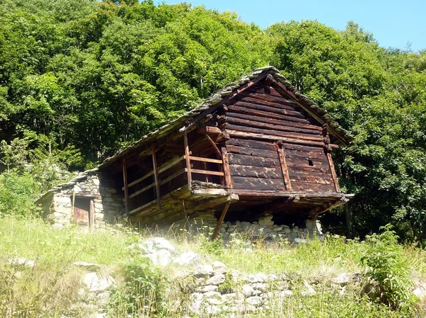 Velha casa de madeira nos Alpes italianos Imagem De Stock