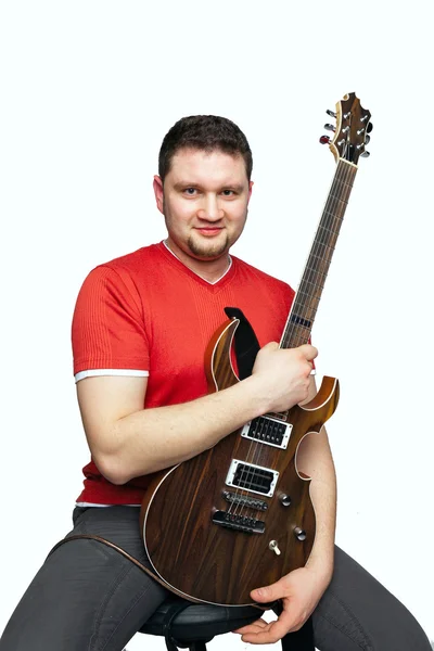 Um jovem com uma guitarra — Fotografia de Stock