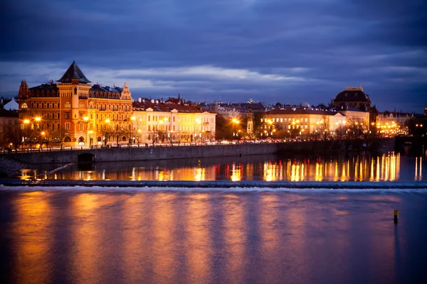 Nézd, a Károly-híd, a prágai éjszakai. — Stock Fotó